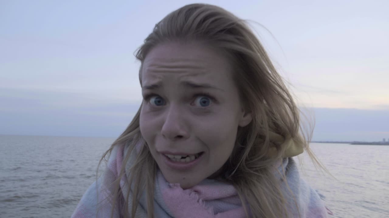 해변에서 헬기 카메라와 놀고 있는 미치광이 소녀