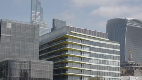 Blick-Vom-Boot-Auf-Die-Themse-Mit-Gebäuden-Auf-Die-Finanzielle-Skyline-Der-Stadt-London-2