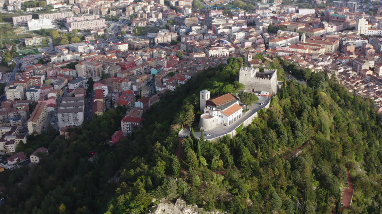 toma aérea mediana en órbita izquierda del castillo de monforte en campobasso con la ciudad al fondo