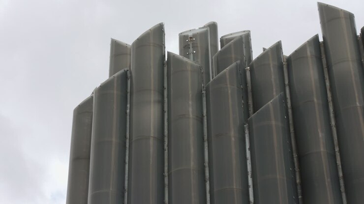 Estructura Metálica Gris con Tubos Verticales