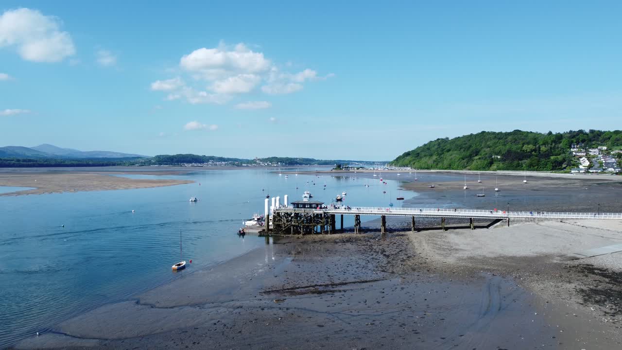 햇볕이 잘 드는 beaumaris 부두 조감도 편안한 해변 해안가 관광 명소 웨일스 랜드 마크 상승 왼쪽 천천히