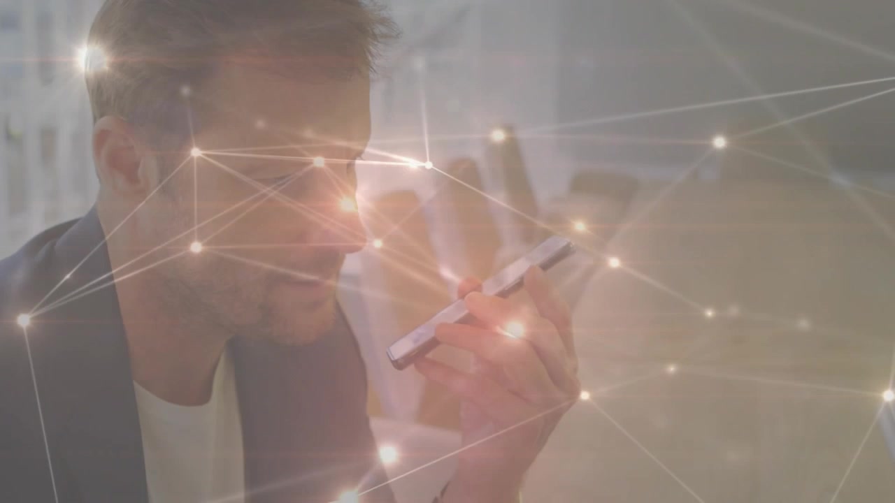 Animace propojených bodů s čarami nad bělošským obchodníkem hovořícím přes hlasitý odposlech mobilního telefonu.