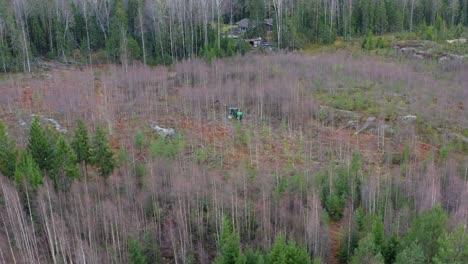 Imágenes-De-Drones-De-Un-Tractor-Verde-Talando-árboles