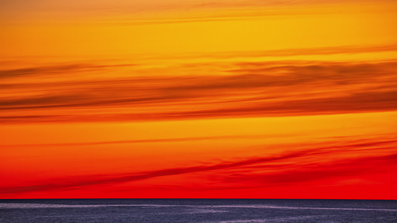 海に広がる鮮やかな夕焼け空