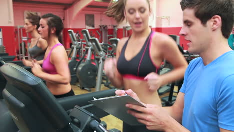 Trainer-talking-to-woman-on-treadmill