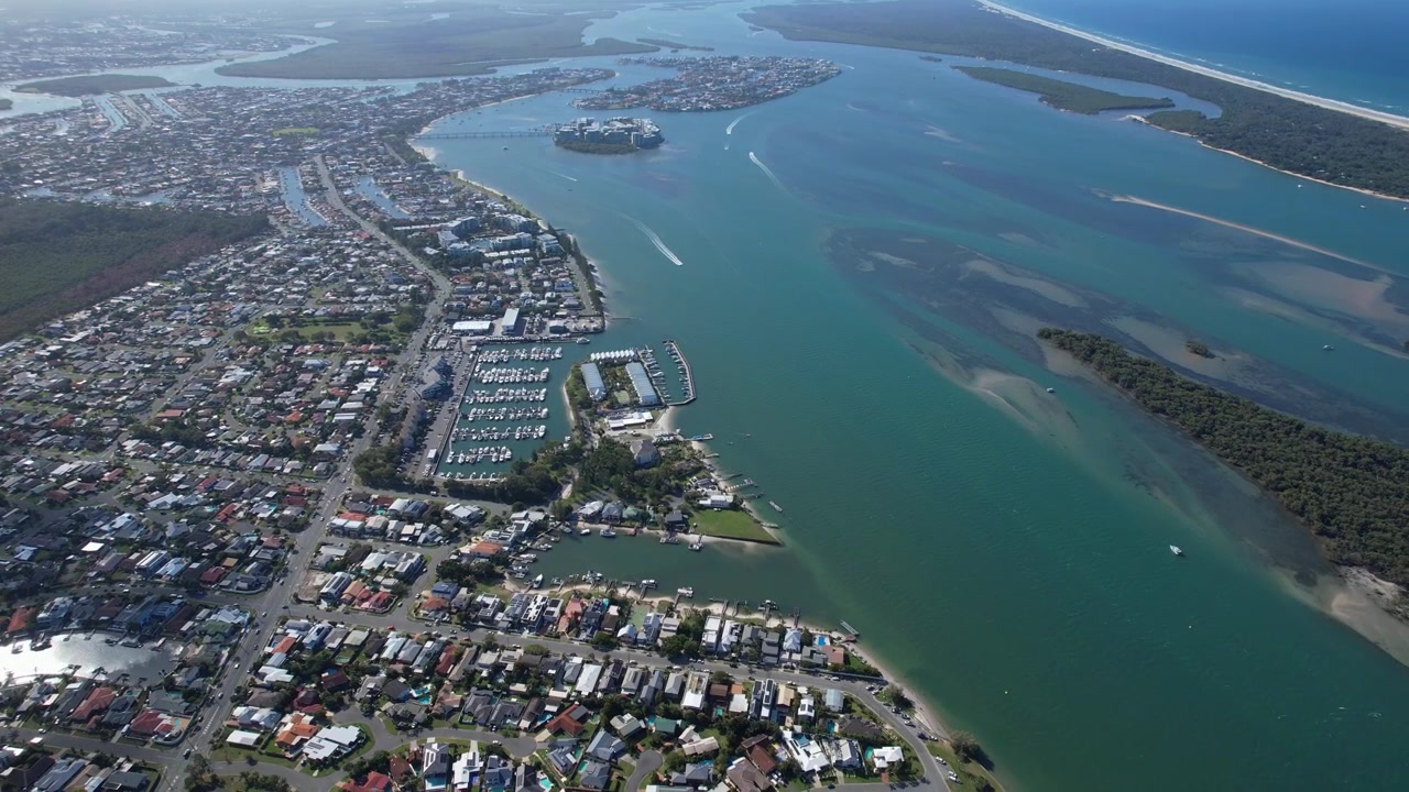 Krabbeøen og omgivelser i Runaway Bay, QLD, Australien - Luftfoto fra drone.