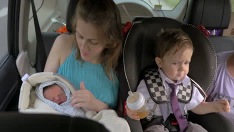 Mujer-Con-Dos-Hijos-Viajando-En-Coche.