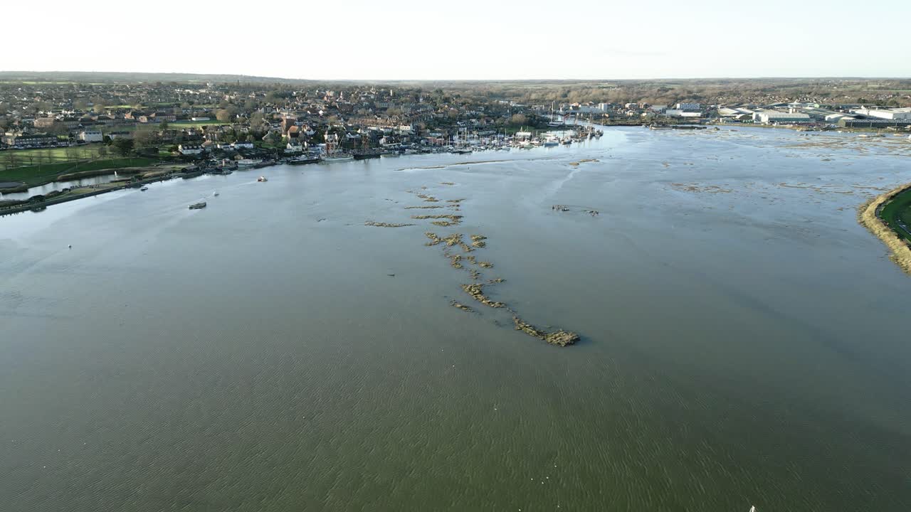 Volando verso la città di Maldon lungo l'estuario Blackwater nell'Essex, Inghilterra, Regno Unito