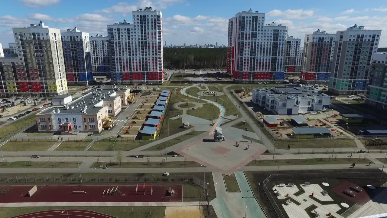 complejo residencial moderno con jardín de infantes y patios de recreo