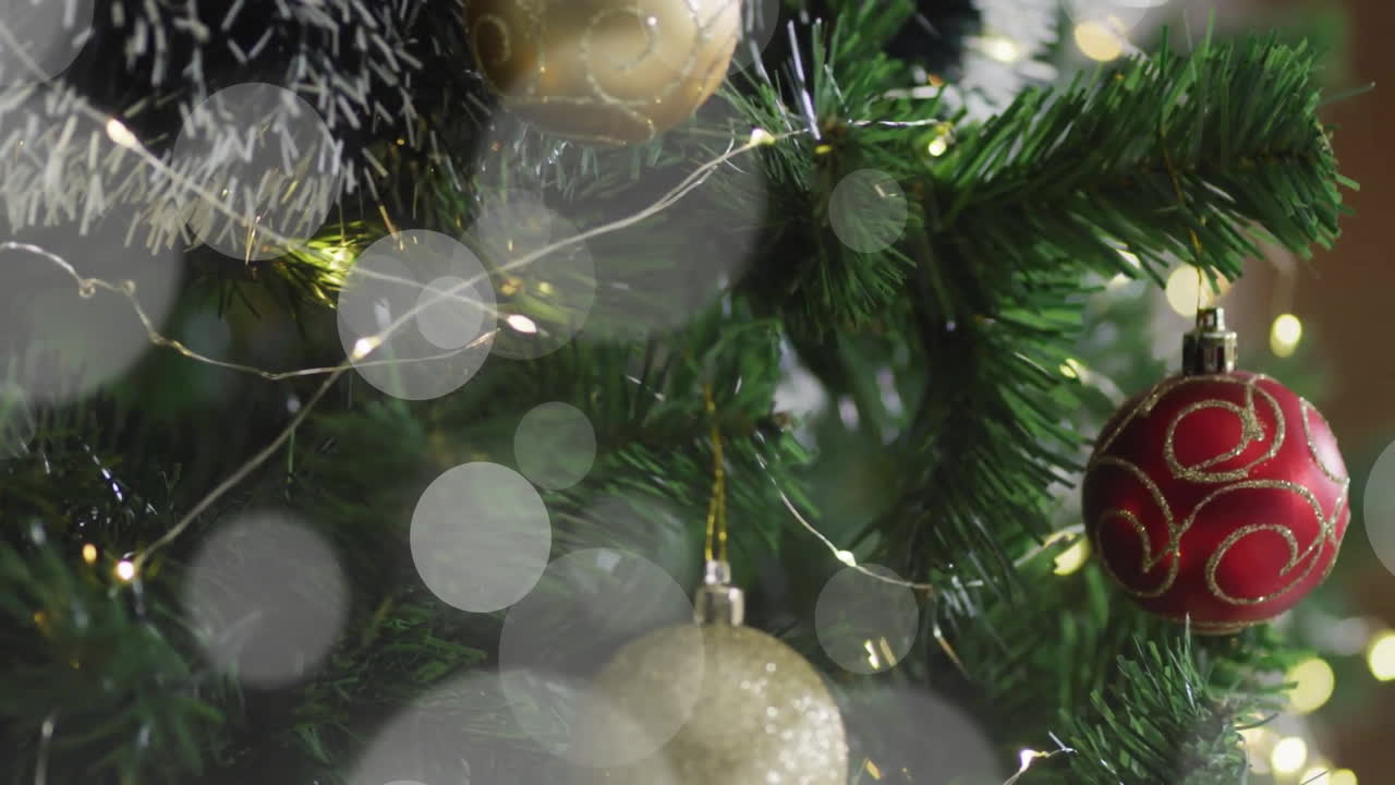 animación de puntos de luz sobre el árbol de navidad con decoraciones de luces de hadas