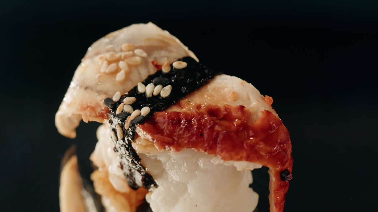 사시미 니기리 (sashimi nigiri) - 일본식 수시 레스토랑, 현대 카페에서 신선한 과 연어 조각, 전통 음식, 생선 은 물고기 요리, 오메가 3