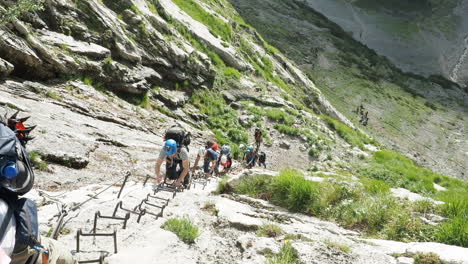 groep wandelaars op hoge bergpaden in duitsland