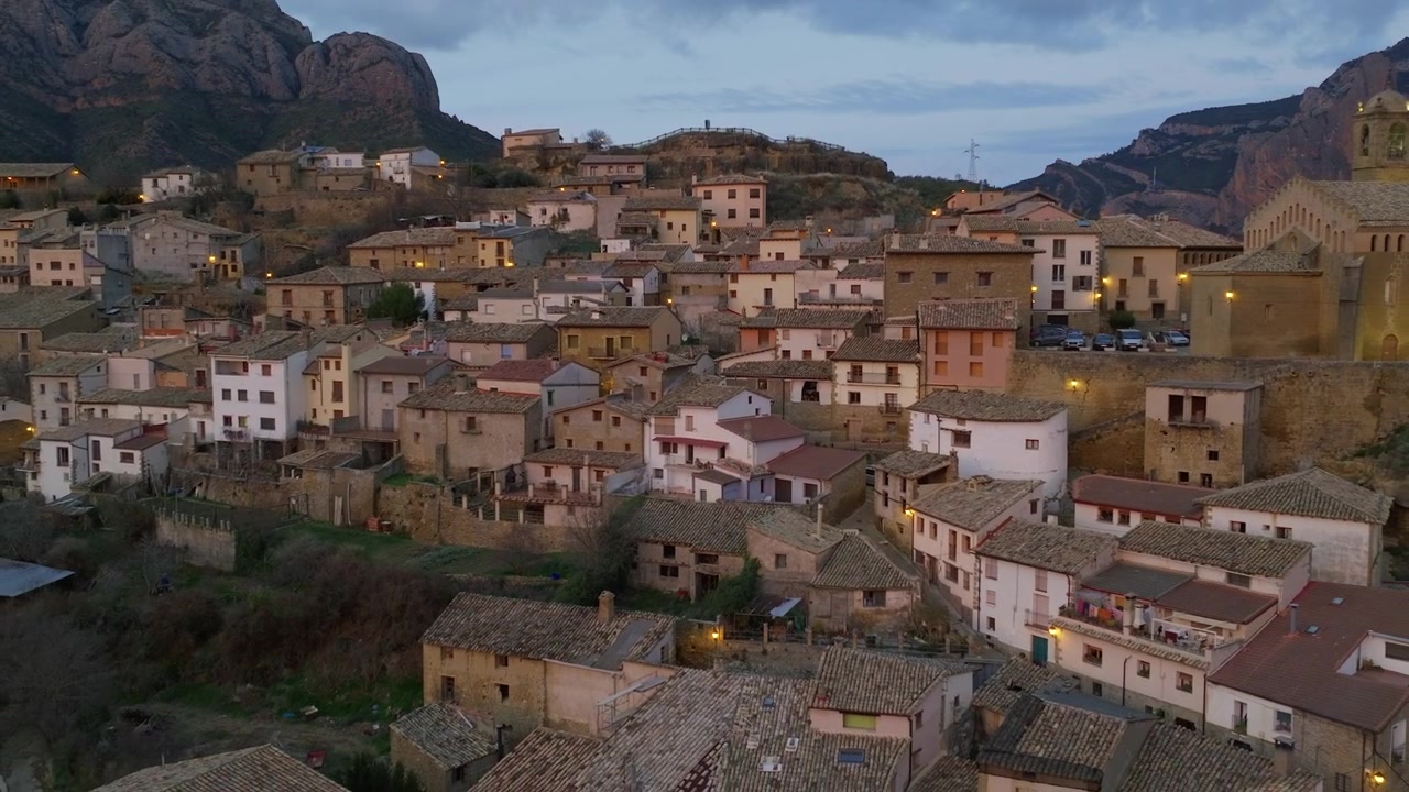 Architettura di vecchia casa in pietra in un villaggio europeo collinare