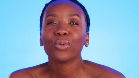 cara, belleza y mujer negra soplando beso