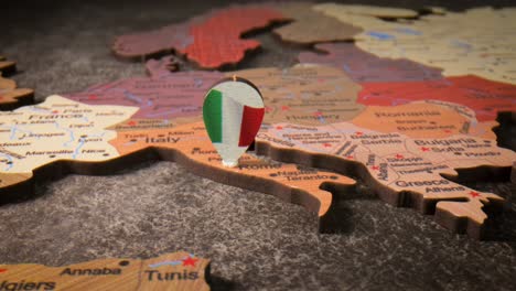 italia - concepto de viaje pushpin en el mapa del mundo. el punto de ubicación en el mapa apunta a roma, la capital de italia.