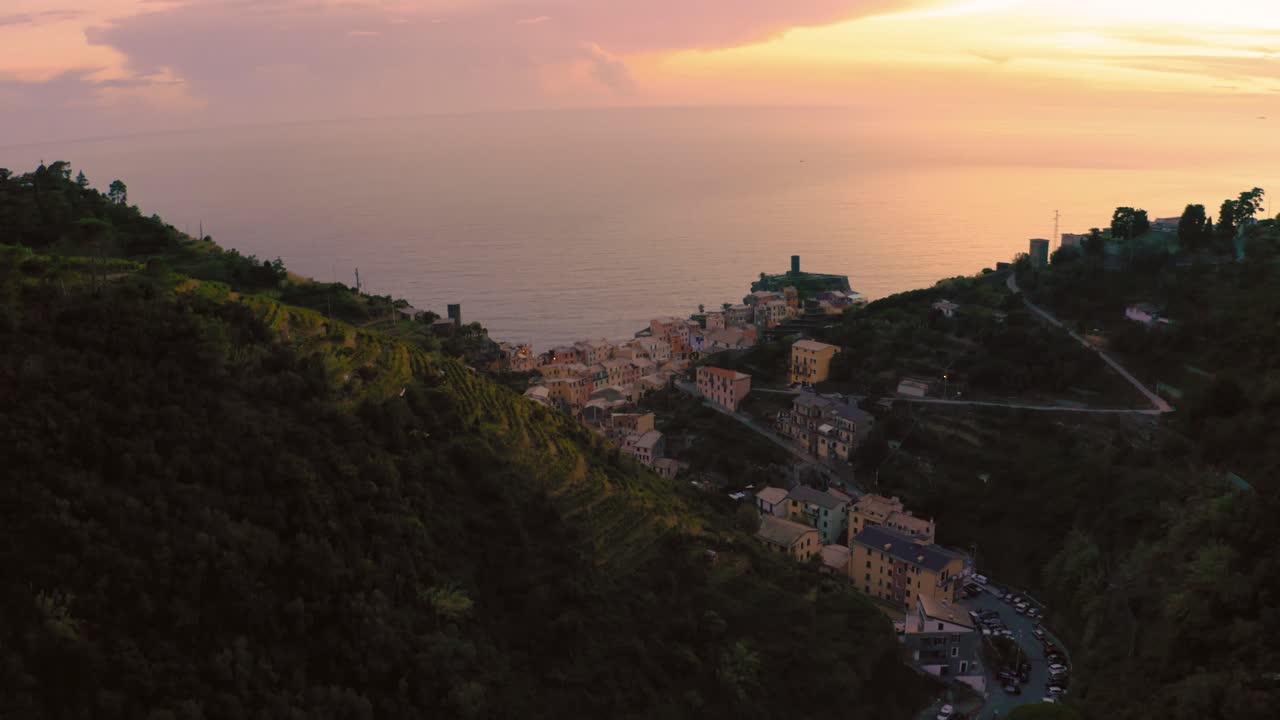 vuelo aéreo de drones cerca de la icónica zona de cinque terre en la costa mediterránea de italia con cielo de puesta de sol en los pueblos monterosso, vernazza, corniglia, manarola y riomaggiore