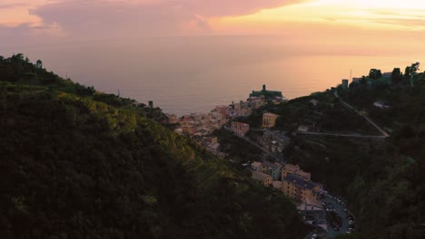 Vuelo-Aéreo-De-Drones-Cerca-De-La-Icónica-Zona-De-Cinque-Terre-En-La-Costa-Mediterránea-De-Italia-Con-Cielo-De-Puesta-De-Sol-En-Los-Pueblos-Monterosso,-Vernazza,-Corniglia,-Manarola-Y-Riomaggiore