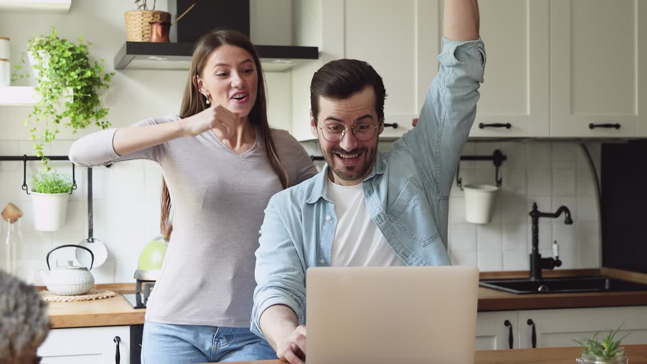 los cónyuges usan la computadora portátil reciben buenas noticias se sienten felices celebrando el éxito
