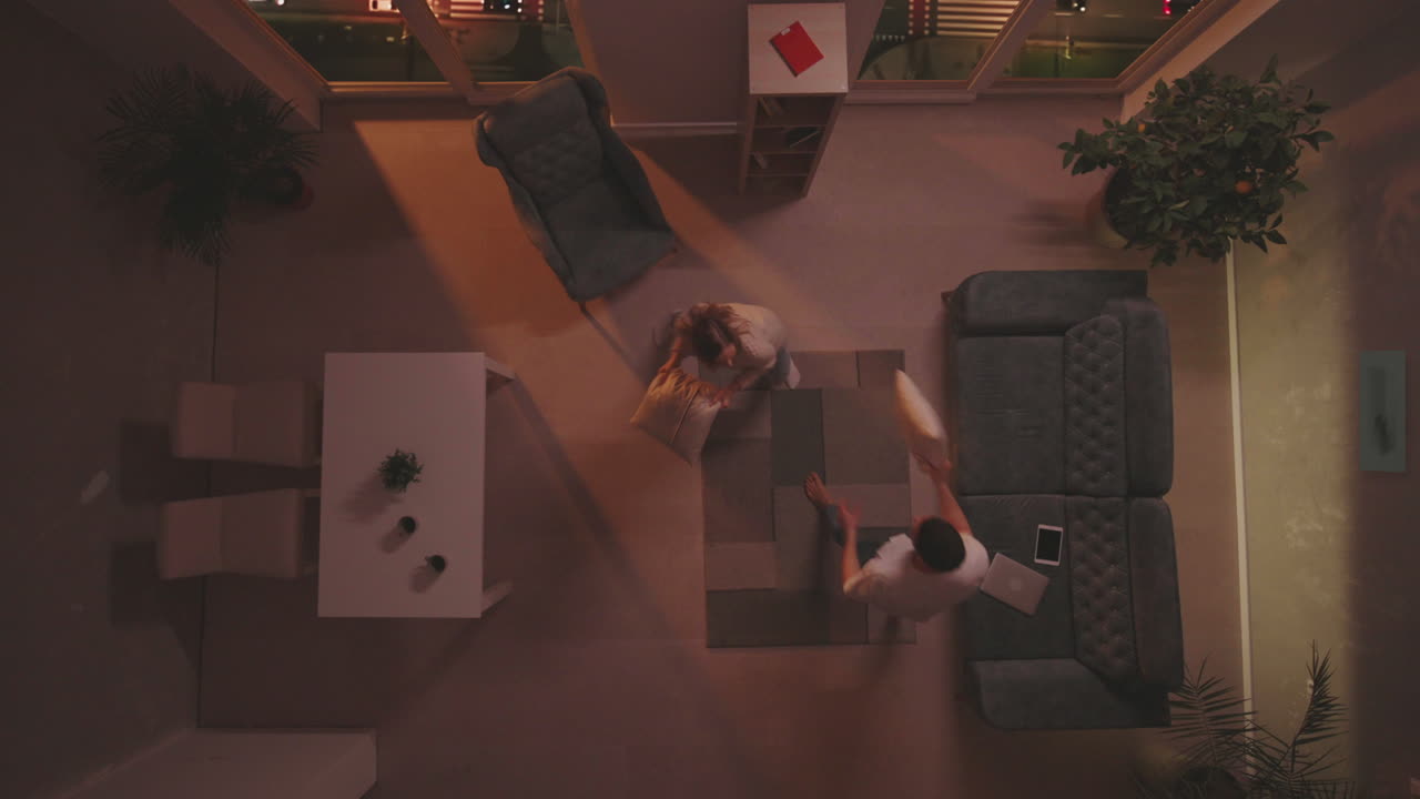 베개를 들고 서로 놀리는 파트너들