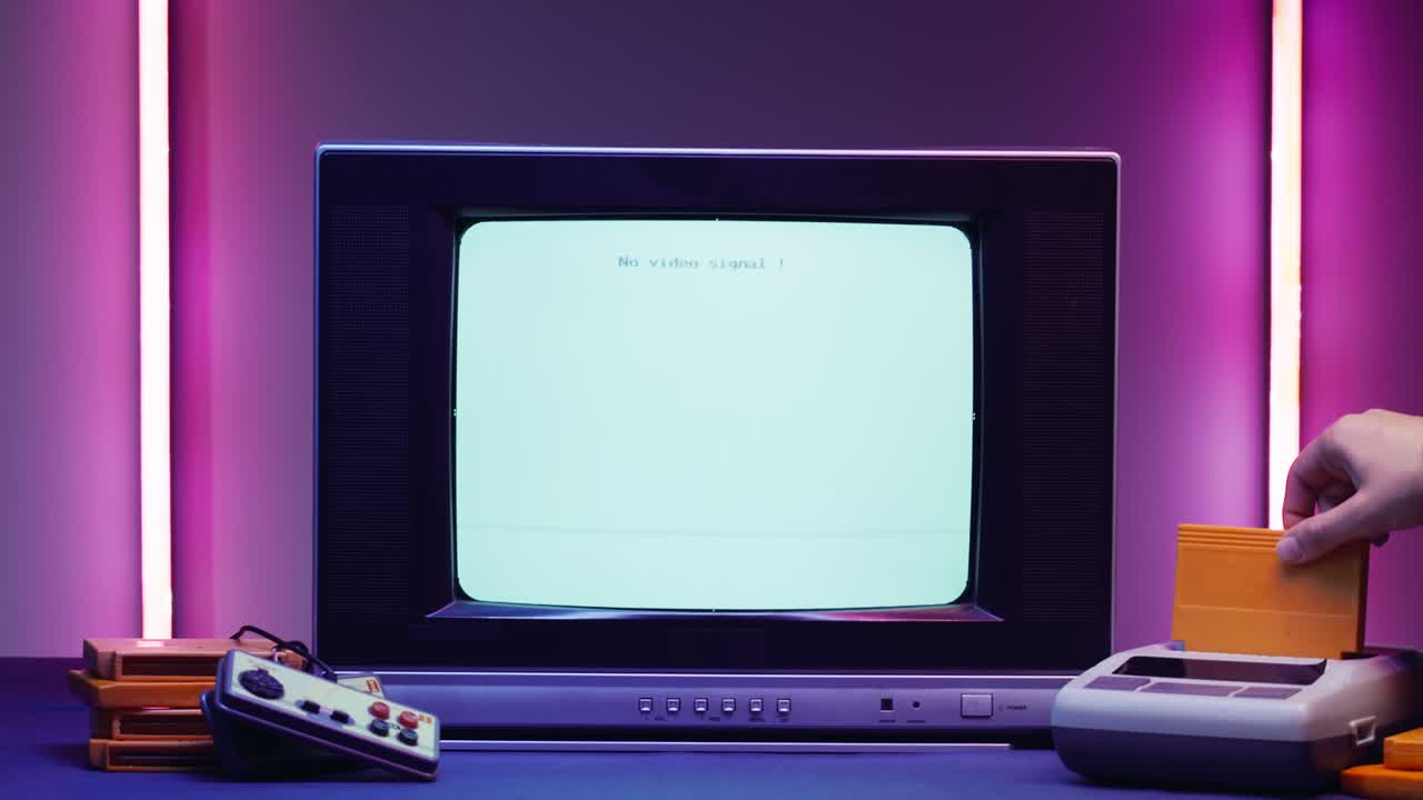 보라색 네온 배경에 파란 화면을 가진 오래된 텔레비전, 빈티지 tv와 레트로 플레이스테이션의 클로즈업, 카트리지 변경, 고대 비디오 게임, 향수
