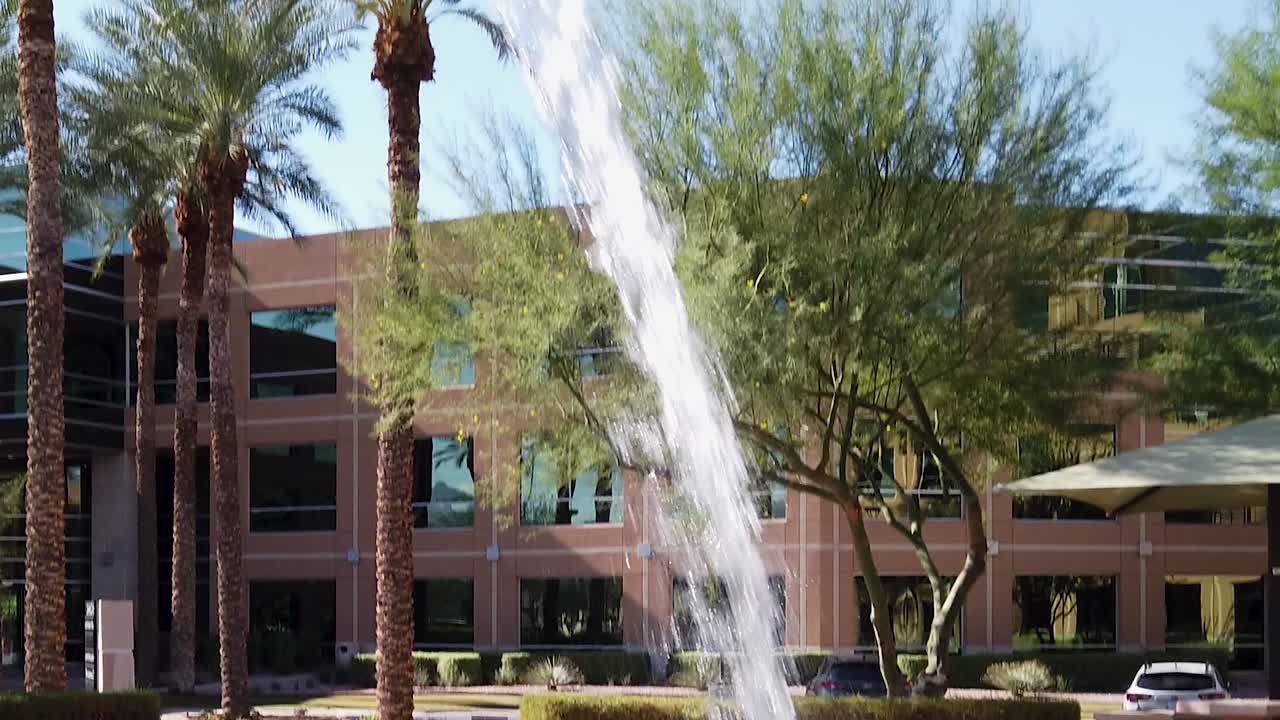 primer plano inclinado hacia abajo desde el surtidor de una fuente de ladrillo hasta el depósito de agua 30 pies por debajo, scottsdale, arizona