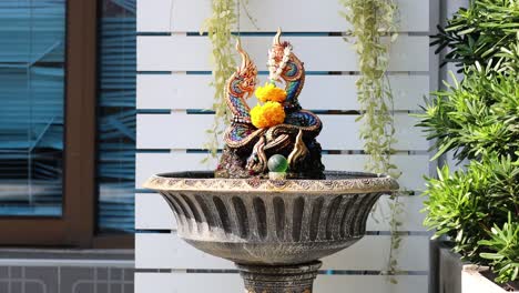 una estatua de naga estacionaria con iluminación consistente