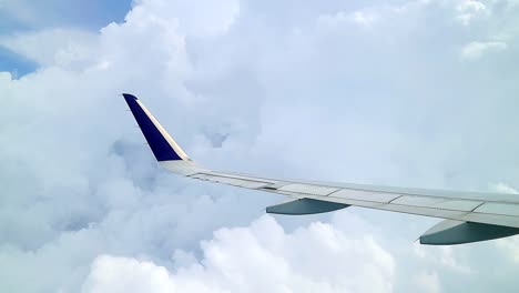 Blick-Auf-Die-Himmlischen-Wolken-Aus-Den-Fenstern-Eines-Verkehrsflugzeugs