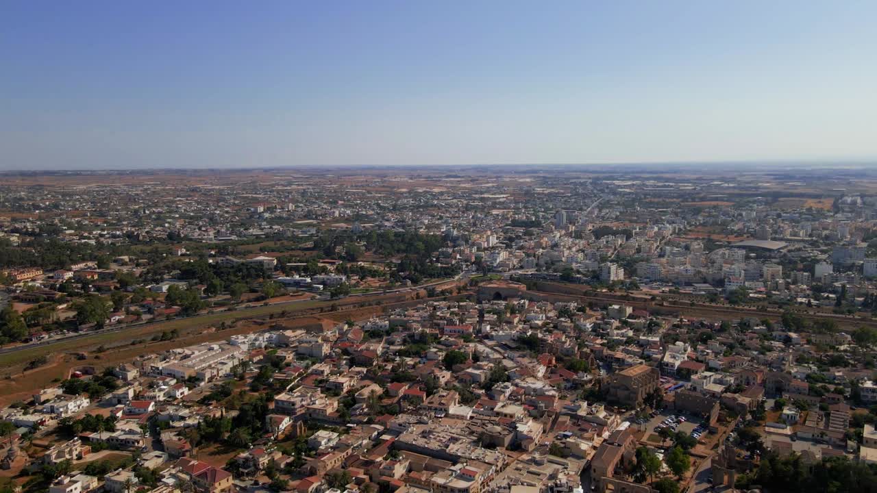 aerial 4k famagusta ciudad amurallada, ciudad antigua y paisajes de varosha en el norte de chipre