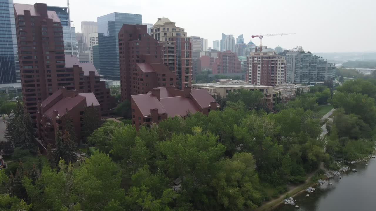 도시의 상징적인 스카이라인 위로 날아가서 역동적인 도시 풍경, 현대적인 건축, 그리고 활기찬 도시 생활을 포착합니다.