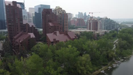 sobre el icónico horizonte de la ciudad, capturando el dinámico paisaje urbano, la arquitectura moderna y la vibrante vida de la ciudad