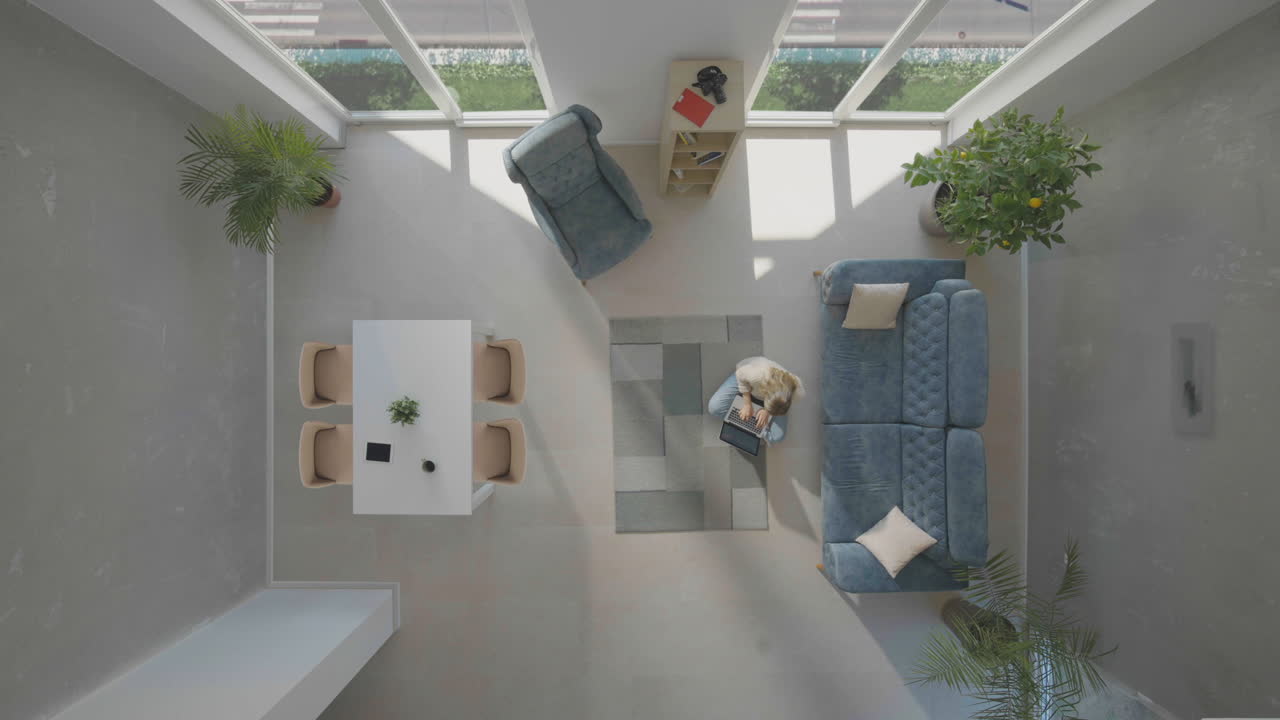 mujer trabajando en una computadora portátil en un apartamento