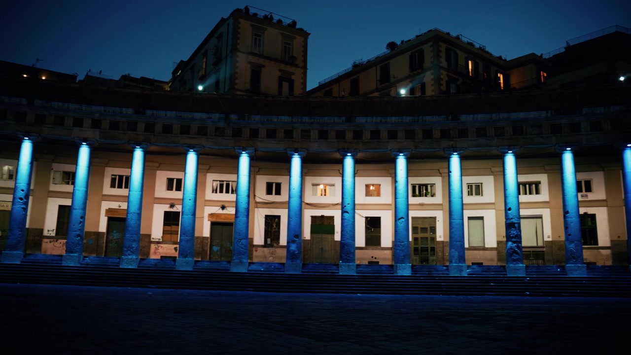 Columnas de la Piazza del Plebiscito en Nápoles de noche