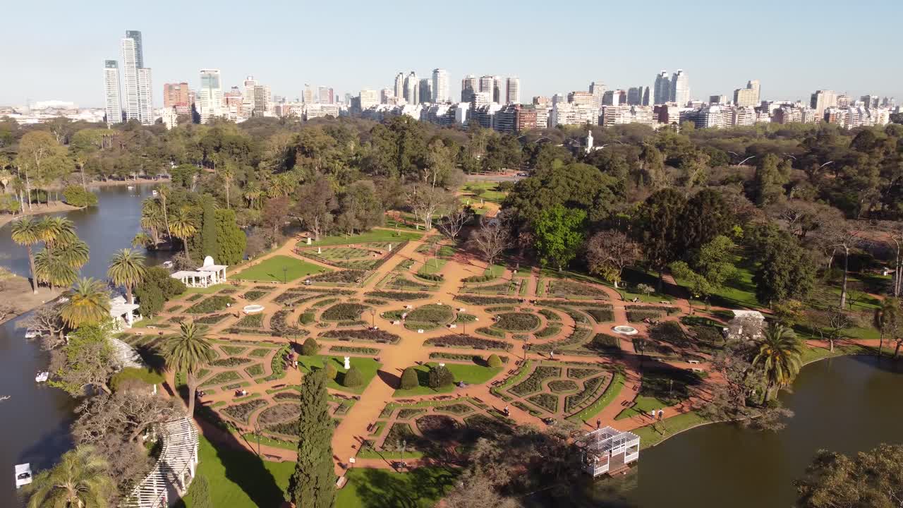 escena aérea de drones del hermoso jardín de rosas rosedal en los bosques de palermo, buenos aires en argentina