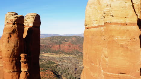 Fliegen-Durch-Bergschluchtfelsen-In-Sedona,-Arizona,-Luftdrohnenaufnahme