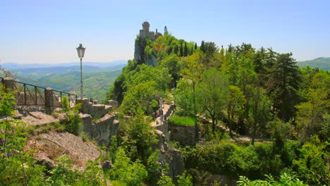 toma de escaleras de piedra que conducen a la torre cesta a lo largo de la fortaleza guaita en san marino, italia