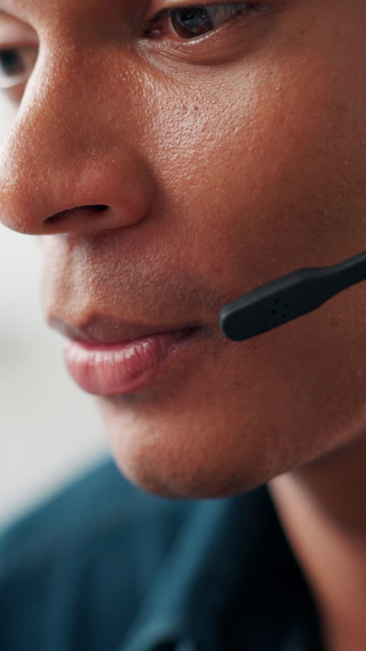 Primo piano di un uomo che parla al microfono di un auricolare