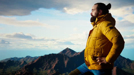 el amante de la naturaleza se encuentra al borde de una cordillera impresionante.
