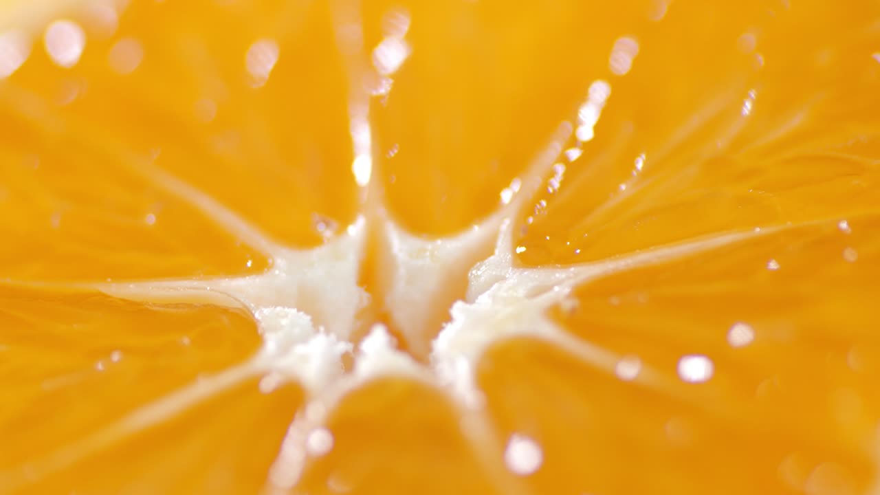 매운 만다린 조각은 천천히 회전합니다.