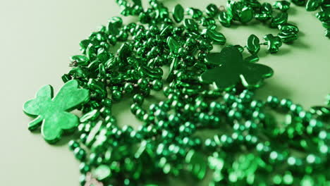 video del trébol verde y el collar de san patricio sobre un fondo verde