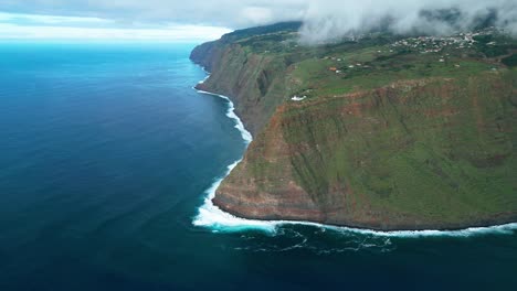 Vista-Panorámica-De-Un-Faro-Sentado-En-Un-Acantilado-En-El-Borde-De-Una-Isla