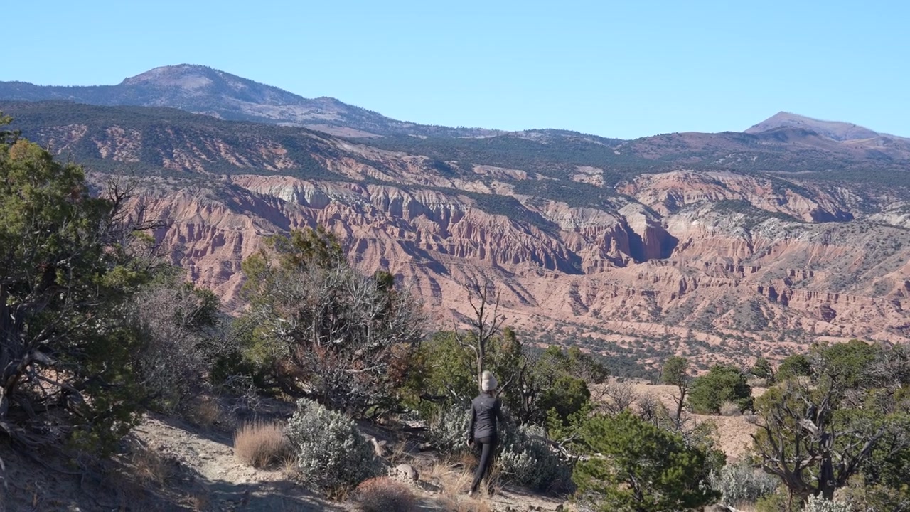 Mujer en sendero de senderismo y mirador en el Parque Nacional Capitol Reef, Utah, EE. UU.