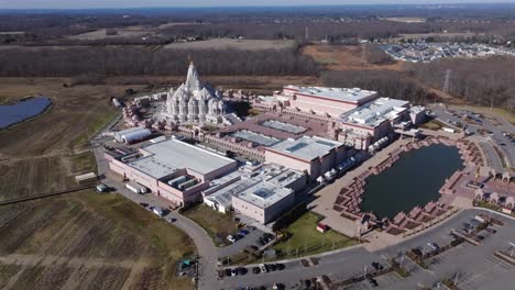 una vista aérea del templo de shri swaminarayan en el municipio de robbinsville, nj en un día soleado, estaba cerrado por el día