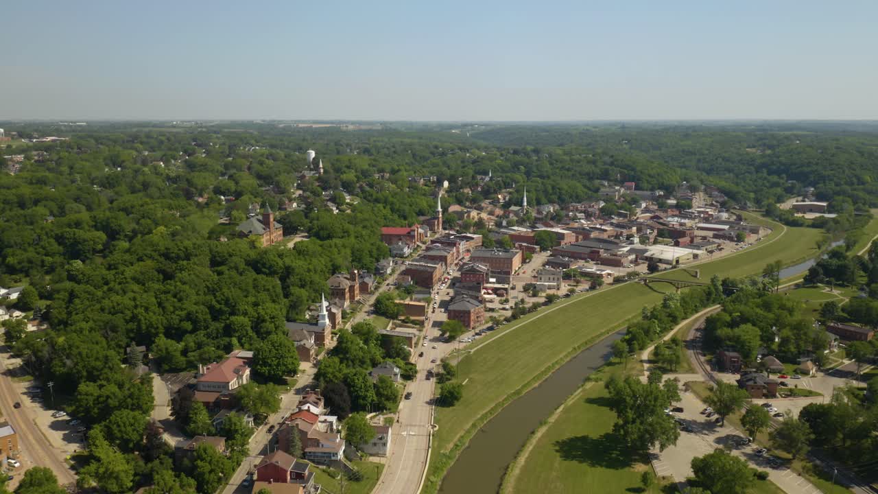 toma aérea en órbita por encima de galena, illinois - pequeña ciudad de ee.uu.