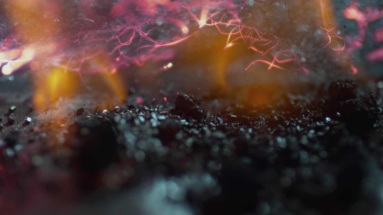 y las llamas del fuego tocan pequeños pelos