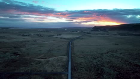 Vista-Panorámica-Aérea-De-Una-Carretera-Sin-Fin-En-Olfus-Durante-La-Puesta-De-Sol-En-El-Sur-De-Islandia