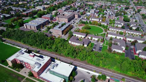 Desde-Un-Edificio-De-Servicios-Sociales-En-Chicago-Illinois-Que-Revela-Los-Suburbios-Del-Oeste