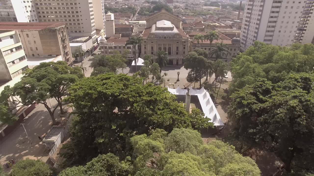 Paisagem urbana com árvores e edifícios