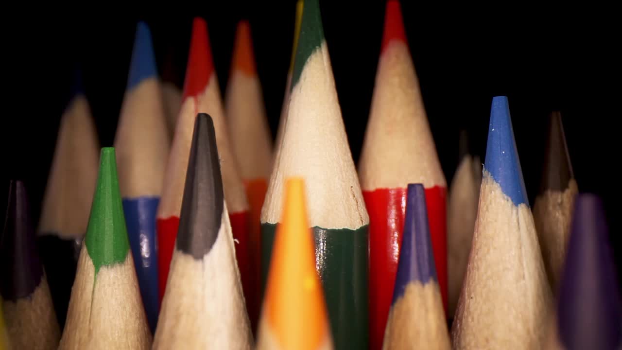 paneo a la derecha más allá de los lápices de colores