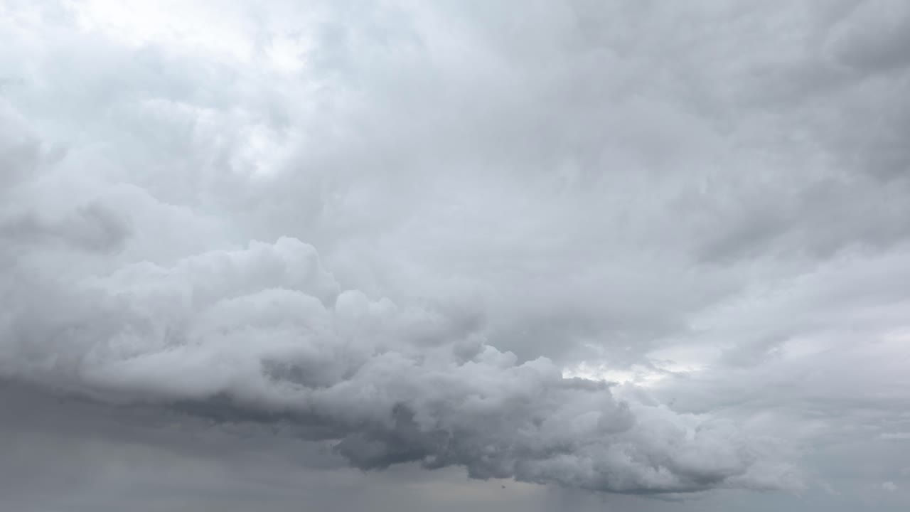 어두운 폭풍우 구름이 형성되고 하늘에서 빠르게 움직이고, 타임스