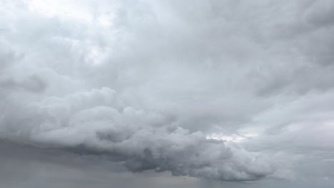 Nubes-De-Tormenta-Oscuras-Formándose-Y-Moviéndose-Rápidamente-En-El-Cielo,-Toma-De-Tiempo